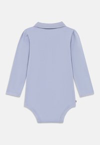 Długi rękaw bodysuit dla niemowląt w jasnofioletowym kolorze, z kołnierzykowym dekoltem i zapięciem na napy u dołu. Miękka, teksturowana tkanina.