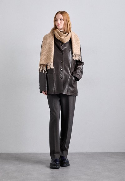 Tory Burch MONOGRAM OBLONG SCARF - Sál - camel