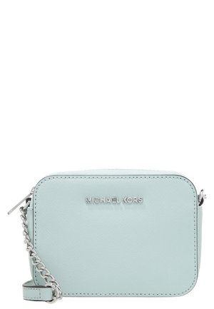 Lyseblå Michael Kors crossbody taske med sølvkæde rem og lynlåslukning, tekstureret læderoverflade.