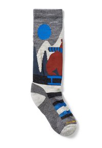 Calcetines hasta la rodilla de color gris con un diseño colorido de montañas y osos, con acentos en azul, rojo y crema; sección de los pies a rayas.