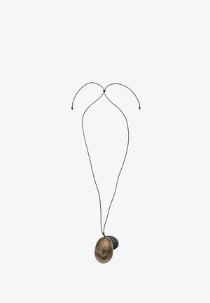 Collier en cordons noirs avec deux pendentifs : un ovale en texture bronze et un en forme de feuille verte, maintenus par de petites perles en bronze.