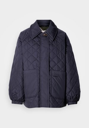 Veste matelassée de couleur bleu marine avec un grand col, deux poches avant et une fermeture à boutons. Conçue en matériau lisse et léger.