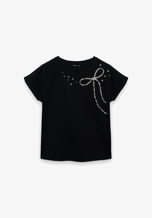 T-shirt nera a maniche corte con scollo arrotondato, decorata con strass trasparenti che formano un disegno a fiocco sul davanti.