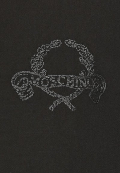 Tessuto nero con ricamo di una corona di alloro grigia e un nastro a scorrere con il testo "MOSCHINO" al centro.