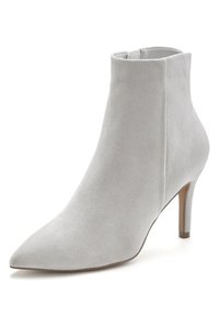 Grauer Wildleder-Ankle-Boot mit spitzer Zehe und schlankem hohen Absatz, der eine glatte Textur und ein minimalistisches Design aufweist.