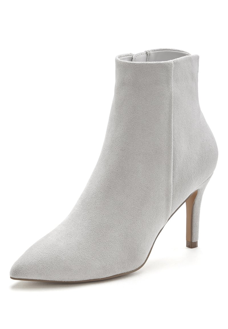 Grauer Wildleder-Ankle-Boot mit spitzer Zehe und schlankem hohen Absatz, der eine glatte Textur und ein minimalistisches Design aufweist.