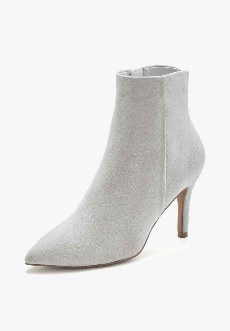 Stivaletto grigio in suede con punta affusolata e tacco alto slanciato, caratterizzato da una superficie liscia e un design minimalista.