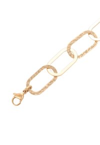 Guld kedja armband med växelvis släta och texturerade rektangulära länkar samt en hummerlås på vit bakgrund.