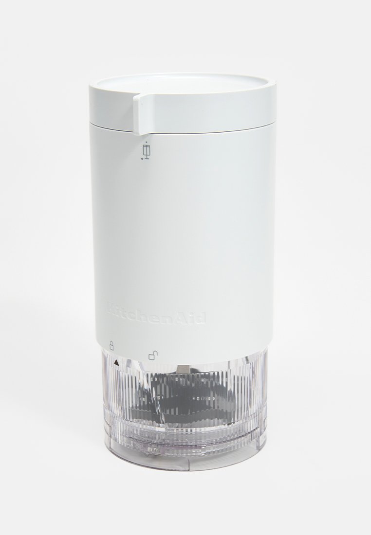 Witte KitchenAid-apparaat met een cilindrische top en een heldere, gestructureerde basis. Heeft gestructureerde accenten en een geïntegreerde handgreep.