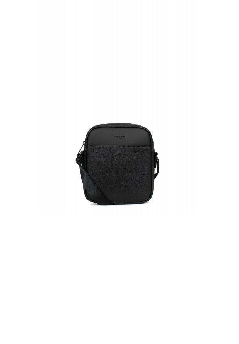 Borsa a tracolla nera realizzata in materiale sintetico testurizzato, caratterizzata da una forma rettangolare, chiusura piatta, tracolla regolabile e branding discreto.