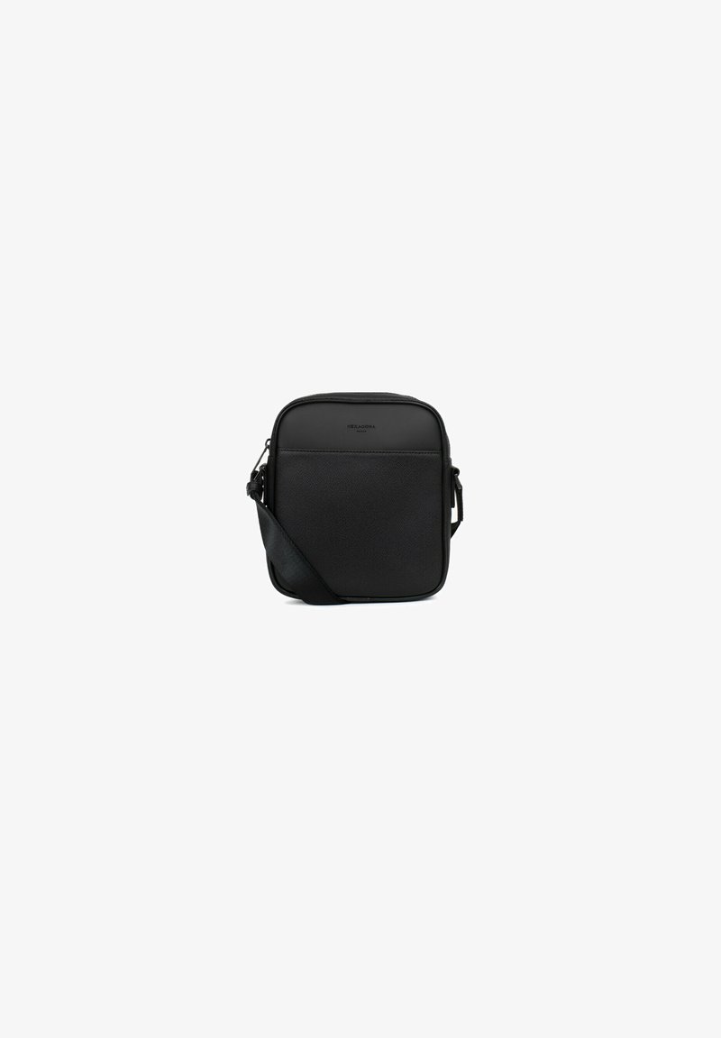 Borsa a tracolla nera realizzata in materiale sintetico testurizzato, caratterizzata da una forma rettangolare, chiusura piatta, tracolla regolabile e branding discreto.