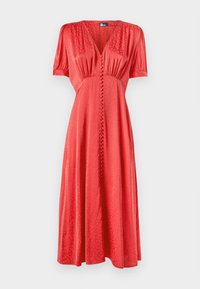 Vestido midi rojo con mangas cortas abullonadas, escote en V, botones forrados de tela en el frente y una sutil textura de lunares.