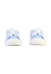 Baskets décontractées rayées bleu et blanc avec des lacets blancs et une semelle blanche texturée, présentant un bout rond et un design minimaliste.