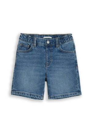 Blå denimshorts med elastisk linning, forreste knap og lommer, lagt fladt på hvid baggrund.