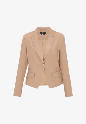 Női bézs blézer egy gombbal, nyakkivágással, felhajtható zsebekkel és hosszú ujjakkal, előröl fehér háttér előtt bemutatva.