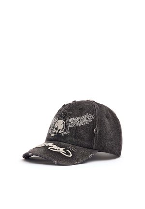 Zwarte denim baseballpet met wit ontwerp van een gevleugelde schedel op de voorkant en verweerde details op de klep en panelen.