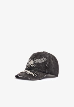 Casquette de baseball en denim noir avec un motif de crâne ailé blanc à l'avant et des détails usés sur la visière et les panneaux.