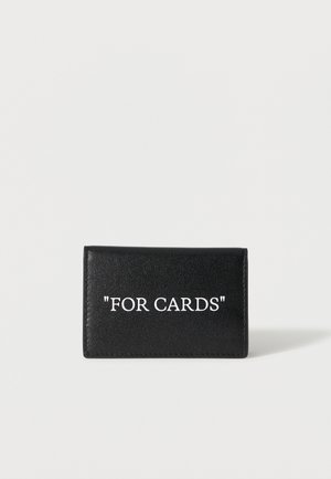 Porte-cartes en cuir noir avec le texte blanc "FOR CARDS" imprimé sur le devant, affiché sur un fond blanc uni.
