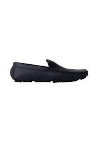 Mocassin homme en cuir noir avec surface texturée, dessus cousu et semelle en caoutchouc, présenté en profil latéral sur fond blanc.