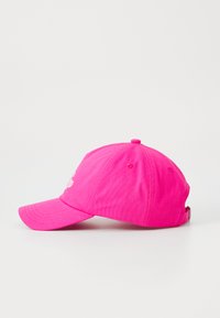 Rózsaszín pamut baseball sapka ívelt szélekkel, hímzett felirattal az elején, hátul állítható pánttal, sima textúrával.
