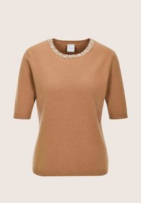 Camelkleurige korte mouw gebreide trui met ronde halslijn, versierd met kleine witte en transparante kralen.
