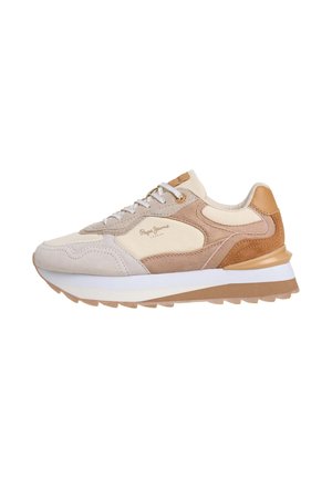 Baskets en daim beige et marron clair avec lacets blancs, semelle épaisse blanche et marron clair, avec le logo "Pepe Jeans London" sur le côté.