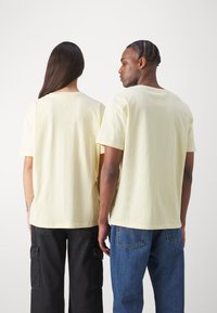 Tommy Jeans LINEAR LOGO TEE  - Printtipaita - lemon zest