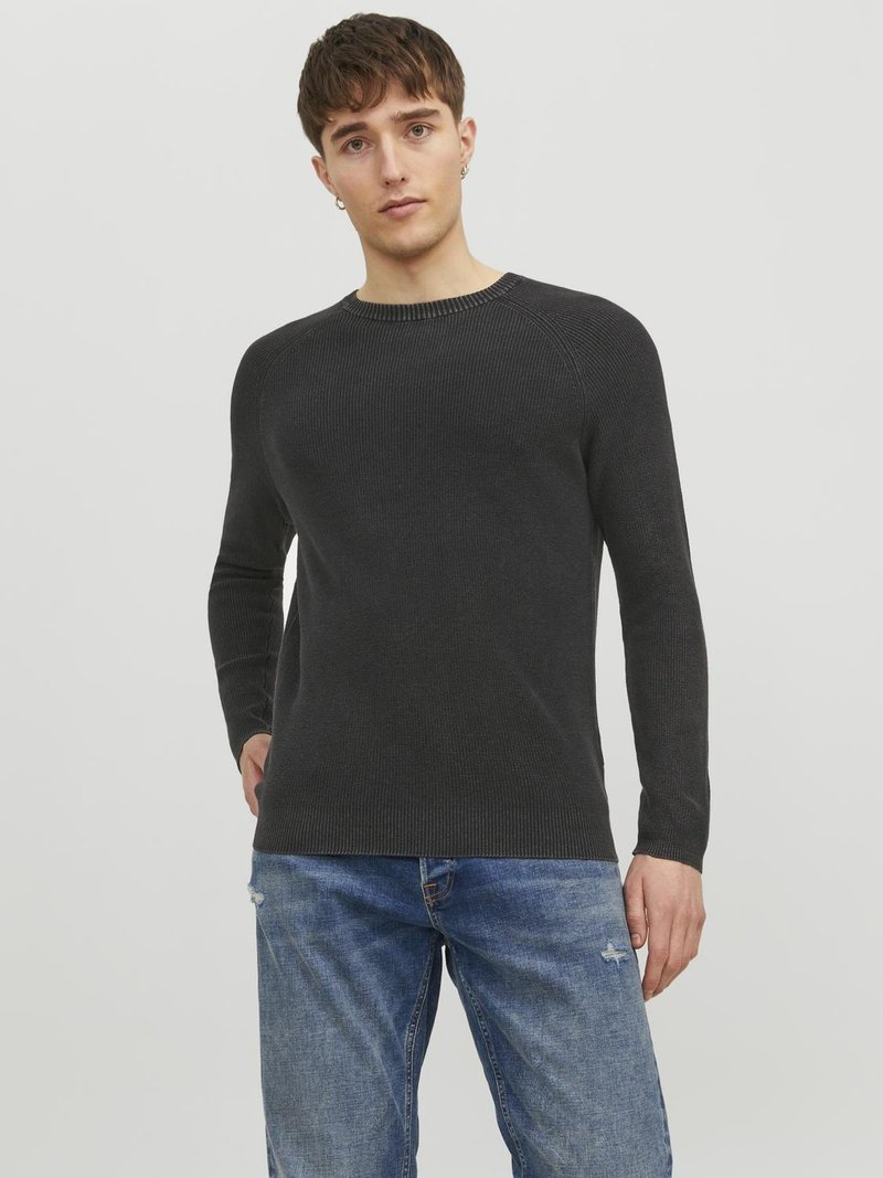 Maglione a coste grigio scuro con scollatura rotonda e maniche lunghe, indossato sopra jeans chiari sfilacciati. Design semplice e aderente.