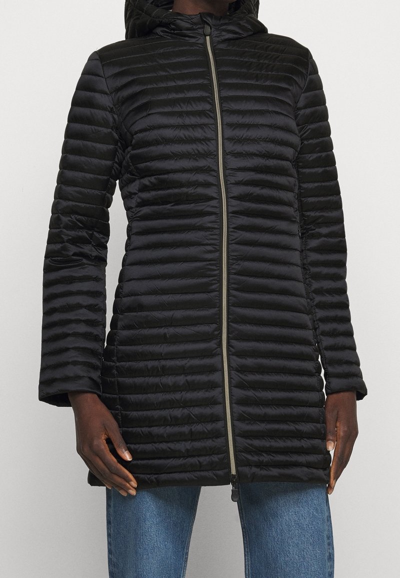 Schwarze Steppjacke mit Kapuze, ausgestattet mit einem Reißverschluss auf der Vorderseite, geripptem Material und langen Ärmeln. Das Material wirkt glatt und leicht.