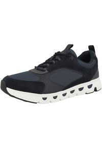 Scarpa da ginnastica navy con una combinazione di suede e materiali sintetici, caratterizzata da una suola bianca leggera, cuciture prominenti e design con lacci.