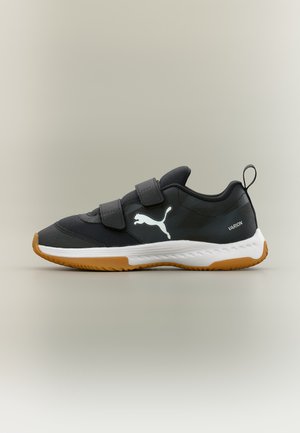 Czarny sneaker Puma Varion z podwójnymi paskami na rzep, białą podeszwą, gumową podeszwą zewnętrzną i logo Puma po boku.