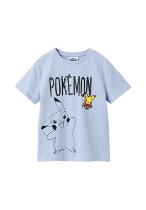 Hellblaues T-Shirt mit großem schwarzem "POKÉMON"-Schriftzug und einer fröhlichen Pikachu-Grafik in Schwarz und Gelb auf der Vorderseite.