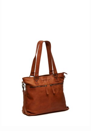 Borsa a mano in pelle marrone con due spallacci, tasca anteriore con zip e tracolla laterale staccabile su sfondo bianco.