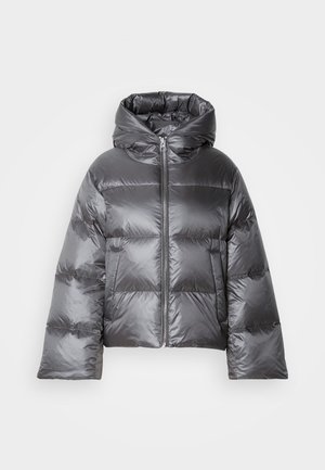 Steppjacke in glänzendem Dunkelgrau. Sie verfügt über einen Reißverschluss vorne, eine Kapuze und eine übergroße Form mit horizontalen Steppnähten und großen Taschen.