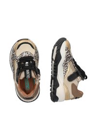 Zapatillas infantiles con un diseño de purpurina dorada, negra y plateada, cordones negros y una suela negra texturizada con un acento beige.