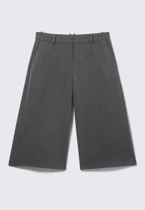 Pantalon gris à jambes larges et courtes, avec passants pour ceinture, poches latérales et fermeture éclair à l'avant, posé à plat sur un fond blanc.