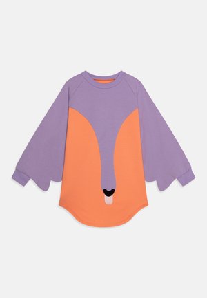 Tricou cu mânecă lungă în nuanțe de violet și portocaliu, cu un design reprezentând fața unei vulpi. Material din bumbac moale, decolteu rotund și margini ale mânecilor cu un model unic în formă de scallop.