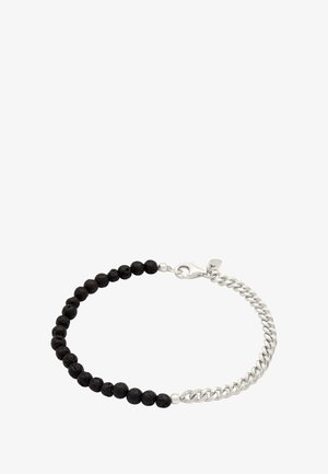 Bracelet en perles de lave noire avec des accents de chaîne en argent, présentant un fermoir à homard et des tailles de perles alternées pour un contraste de texture.