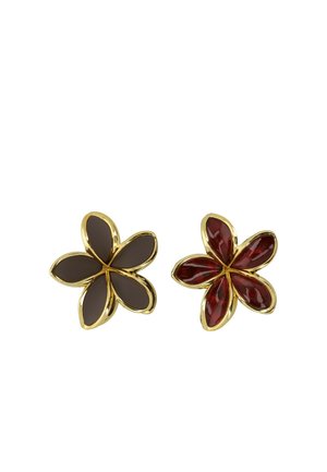 Coppia di orecchini a forma di fiore con bordi dorati, uno con petali marrone scuro e l'altro con petali rossi traslucidi e intensi.