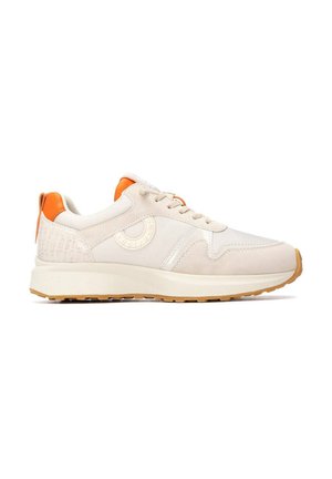Zapatilla beige y blanca con lengüeta naranja en el talón, detalles texturizados y suela marrón clara, mostrada de lado sobre un fondo blanco.