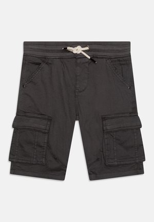 Short cargo gris foncé avec poches avant, grandes poches latérales à rabat et cordon blanc à la taille élastique.