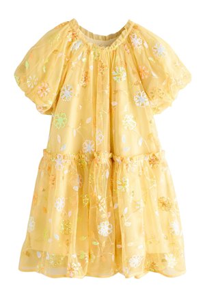 Żółta sukienka z bufkami, wykonana z prześwitującej tkaniny, z kwiatowymi wzorami z cekinów, z marszczoną talią i falbanianym dołem.