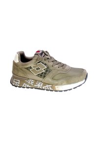 Sneaker verde oliva con accenti in camoscio testurizzato e mesh, caratterizzata da un logo bianco, superiore a motivo e una suola contrapposta con lettering.