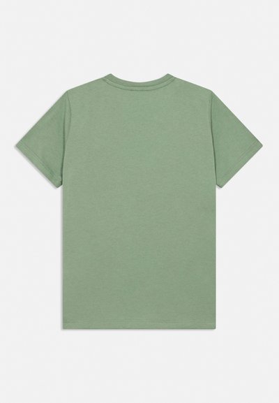Απλή ανοιχτοπράσινη βαμβακερή κοντομάνικη μπλούζα, εμφανιζόμενη από πίσω, με στρογγυλή λαιμόκοψη και απλή ραφή στο επάνω μέρος.