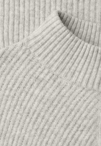 Hellgrauer, gerippter Strickstoff mit hohem Kragen. Die Textur ist weich mit vertikalen Streifen und einem dezenten, flauschigen Finish.