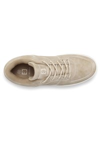 Beige Wildledersneaker mit abgerundetem Zehenbereich, weißen Schnürsenkeln und passender Naht, ausgestattet mit einem strukturierten Obermaterial und einem weichen Stofffutter.