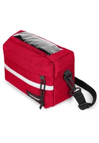 Borsa di stoffa rossa con un pannello superiore lucido, striscia orizzontale bianca, tracolla nera regolabile e logo Fastpack sul lato.