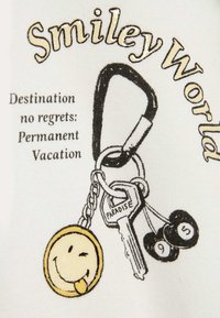 Le graphique présente un porte-clés avec un pendentif en forme de smiley, une clé étiquetée "PARADISE" et deux poids noirs, sur un fond blanc.