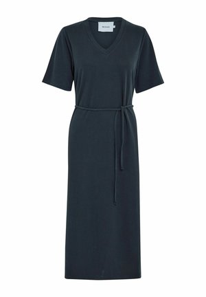 Vestido gris oscuro, a la altura de las rodillas, hecho de un tejido suave, con escote en V, mangas cortas y un cinturón a juego en la cintura.