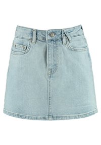 Falda mini de mezclilla azul claro con corte recto, diseño de cinco bolsillos, presillas para cinturón y cierre frontal con botón. Textura suave con un ligero desgastado.